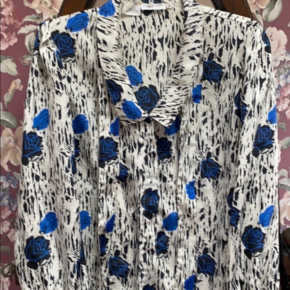 Blue black white floral button down blouse - Picture 2 of 7